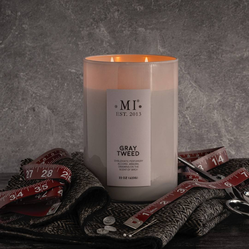 Colonial Candle Sophisticated Candela profumata alla soia da uomo in vetro 22 oz 623 g - Tweed grigio